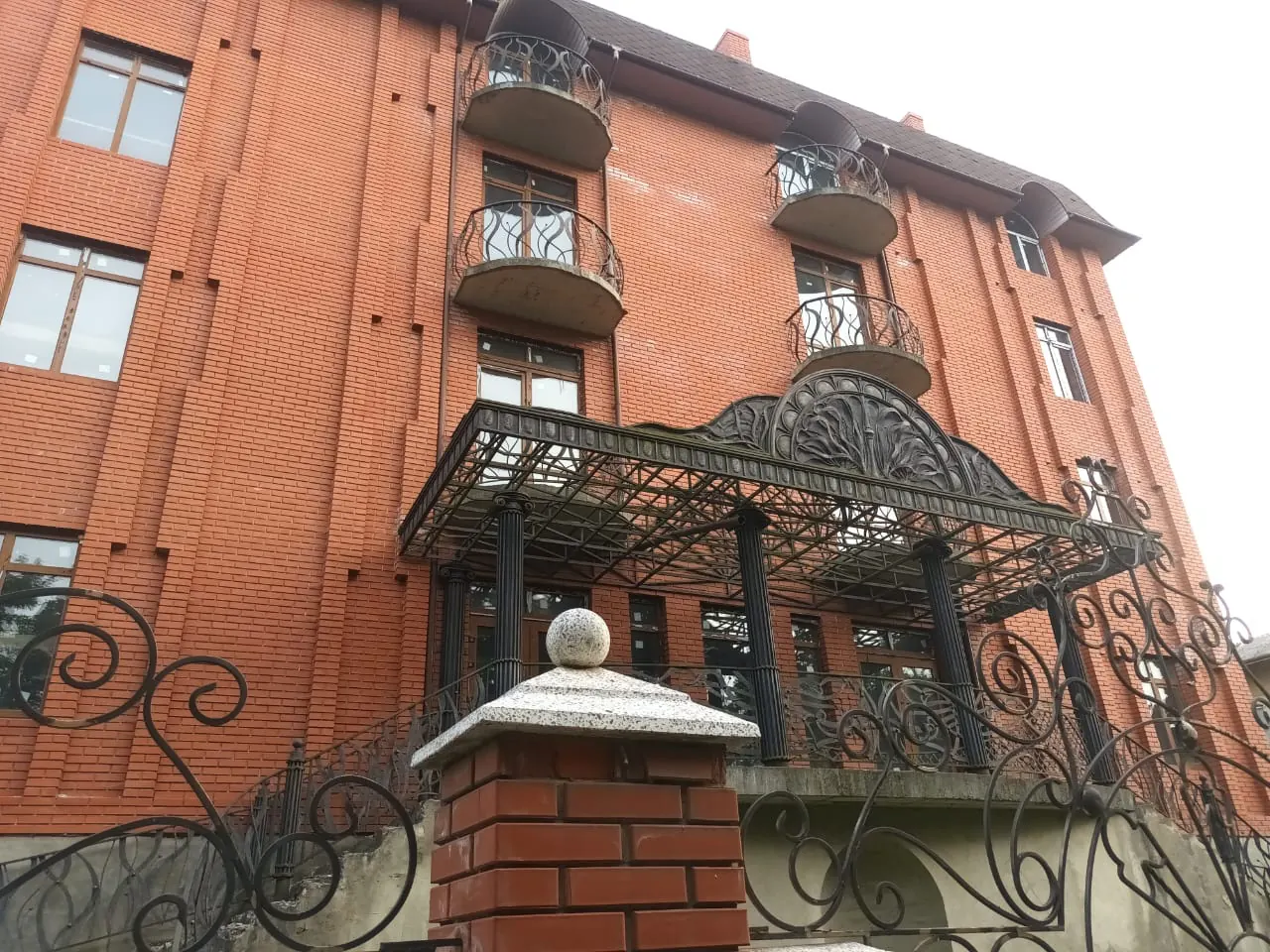 Фасад готелю «Асторія» з клінкерної цегли, балкони з художньою ковкою